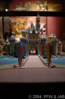 het kasteel van Disneyland, Californie, met Walt op de
                            binnenplaats